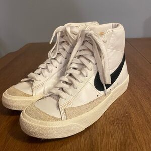 Nike Blazer Mid ‘77 White High-Top Sneakers with Black Swoosh Womens Sz 5.5